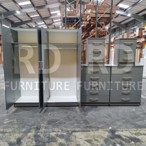 組み立て済みの3点セット、クラシックな4ドアの両面鏡ワードローブ、5段チェスト、ベッドサイドテーブルセット（グレー）。